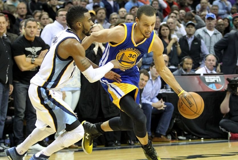 Warriors vyhrali aj v Memphise, naďalej sú stopercentní