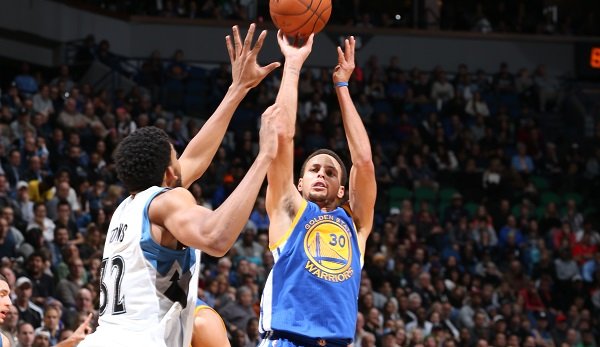 Curry potiahol Golden State 46 bodmi k víťazstvu nad Minnesotou