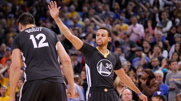 Iguodala trojkou zachránil Warriors, predĺžili víťaznú sériu