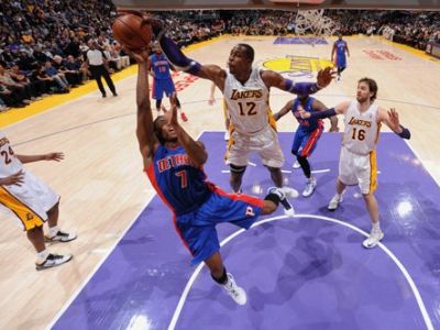 Lakers priviedol k triumfu nad Detroitom nestarnúci Bryant