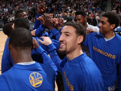 Golden State 15. výhrou od začiatku ligy vyrovnalo rekord NBA