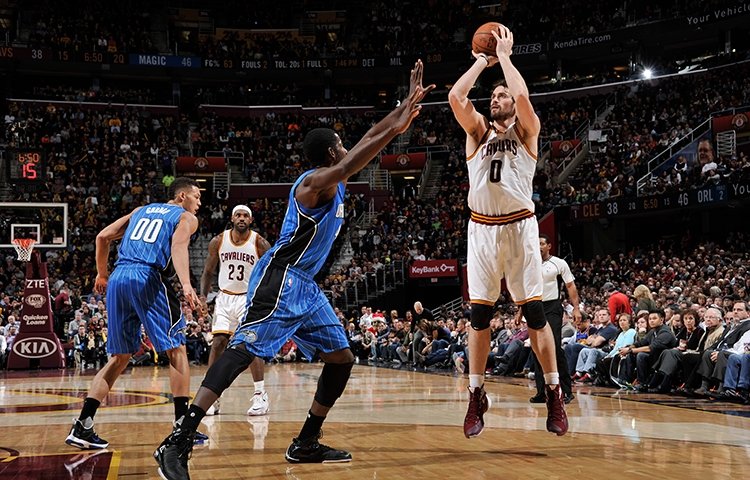 Cleveland zdolal Orlando, James v prvej 25-ke v počte bodov i asistencií