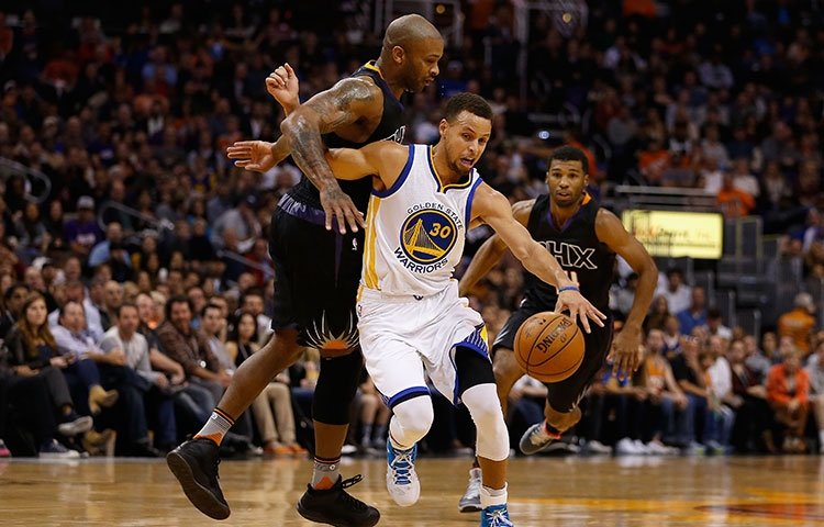 Warriors vyhrali aj vo Phoenixe a stále sú bez prehry, 50 bodov Hardena