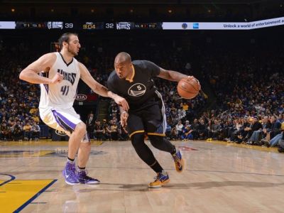 Warriors vyhrali nad Sacramentom a ťahajú rekordných 18 duelov bez prehry