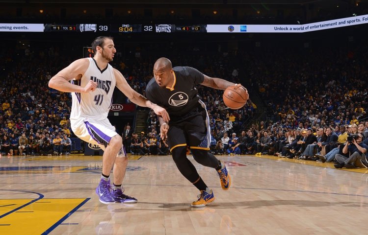 Warriors vyhrali nad Sacramentom a ťahajú rekordných 18 duelov bez prehry