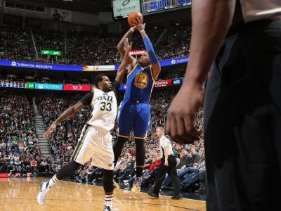 Golden State Warriors natiahli rekordnú víťaznú sériu na 19 zápasov