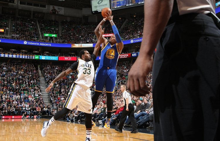 Golden State Warriors natiahli rekordnú víťaznú sériu na 19 zápasov