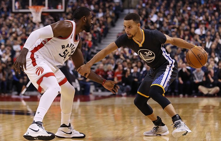 Warriors uspeli v Toronte, natiahli víťaznú šnúru na 21 zápasov