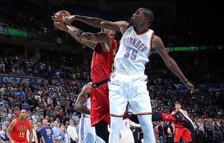 Darilo sa domácim, Oklahoma zdolala Atlantu a Durant dosiahol triple-double