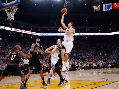Warriors zdolali Phoenix, strelecký koncert Thompsona