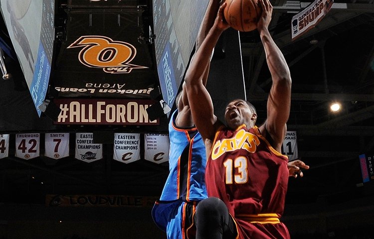 Cleveland vyhral nad Oklahomou, LeBron James mal 33 bodov