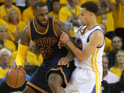 Pri štedrom jedle si dnes môžete vychutnať aj bohatú porciu NBA