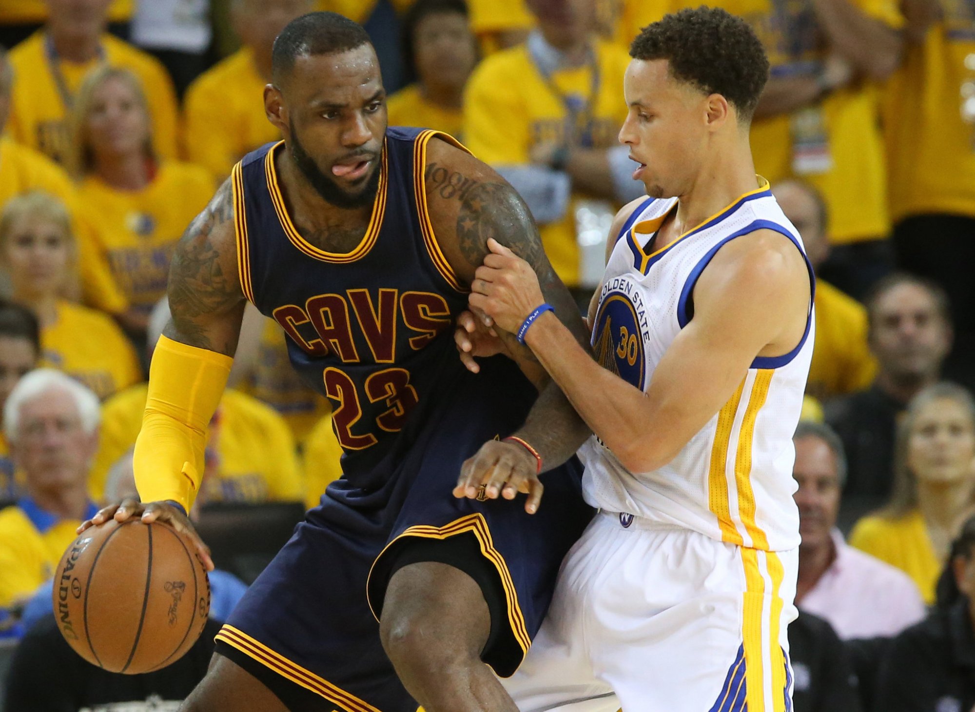 Pri štedrom jedle si dnes môžete vychutnať aj bohatú porciu NBA