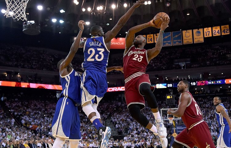 Warriors víťazne aj v defenzívnom štýle, kalifornské derby pre Clippers