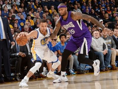 Warriors si poradili so Sacramentom, Curry so šiestym triple-double