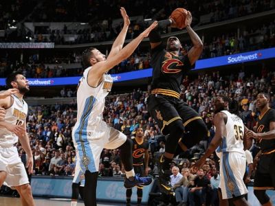 Cleveland vyhral v Denveri 93:87, Atlanta otočila duel v Houstone