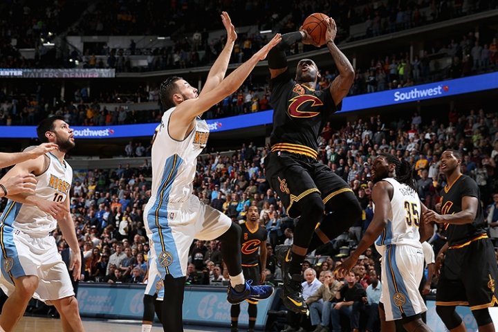 Cleveland vyhral v Denveri 93:87, Atlanta otočila duel v Houstone