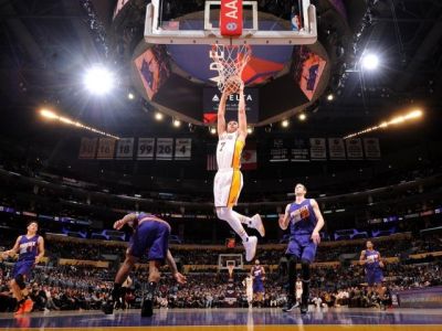 LA Lakers vyhrali tretí duel v sérii, Butler prekonal Jordana