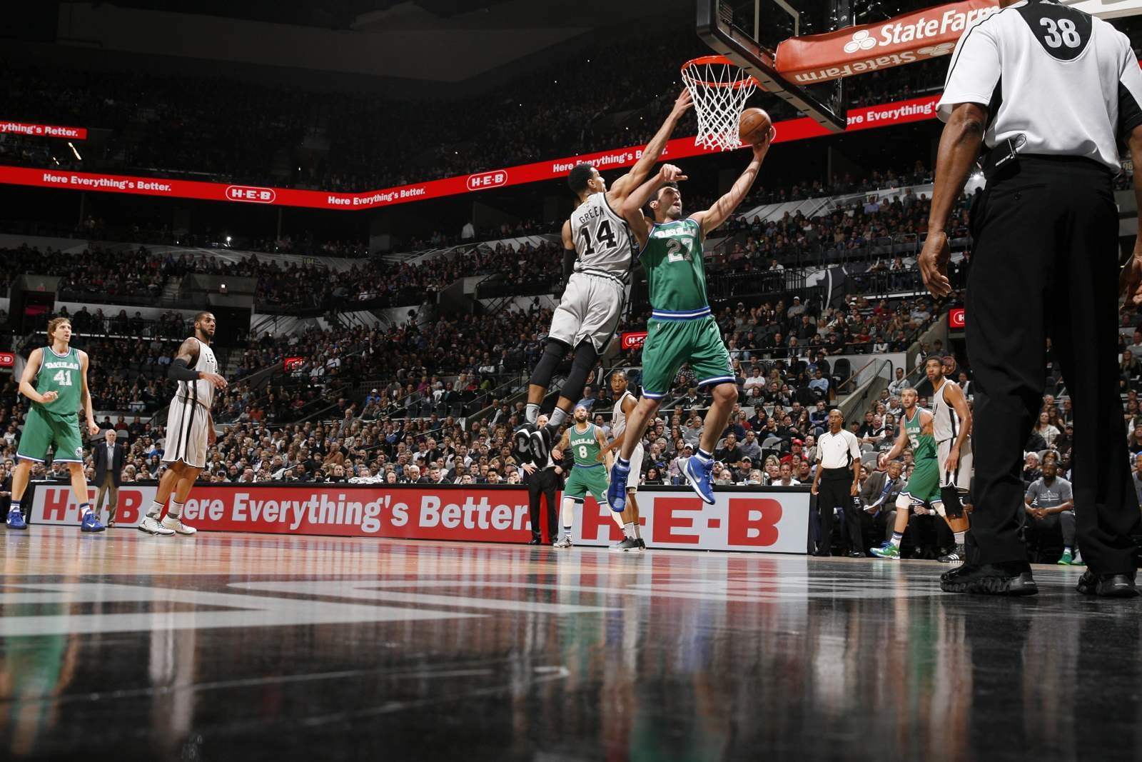 Spurs s 11. triumf v rade, Dallas pokorili 112:83