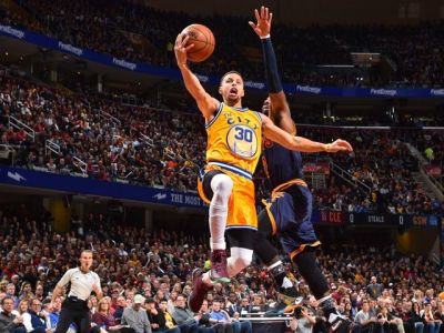 Warriors v repríze finále zdolali Cleveland 132:98, Curry s 35 bodmi