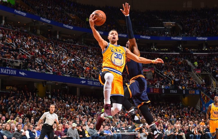 Warriors v repríze finále zdolali Cleveland 132:98, Curry s 35 bodmi