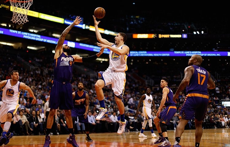 Warriors vyhrali aj vo Phoenixe a prepísali historické tabuľky súťaže