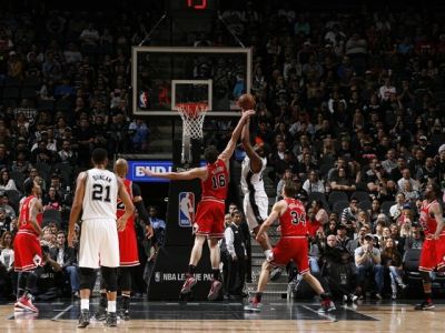 Spurs doma stále stopercentní, poradili si aj s Chicagom