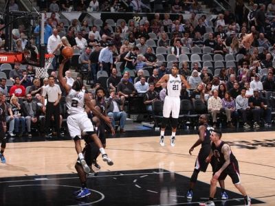 San Antonio doma valcuje, proti Clippers dosiahlo 33. víťazstvo v rade