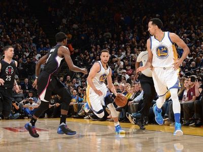 Warriors natiahli sériu domácich víťazstiev, poradili si aj s Clippers