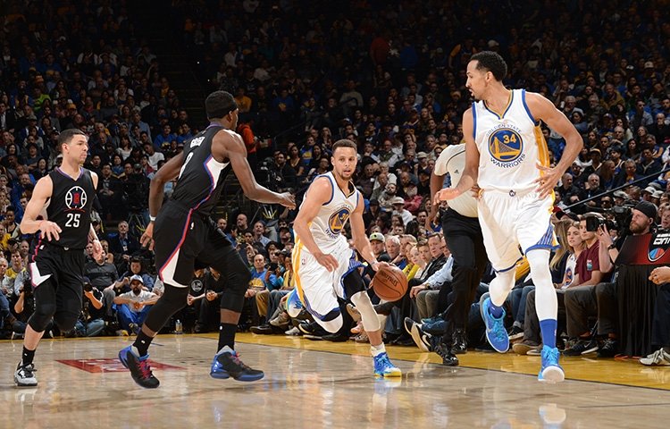 Warriors natiahli sériu domácich víťazstiev, poradili si aj s Clippers