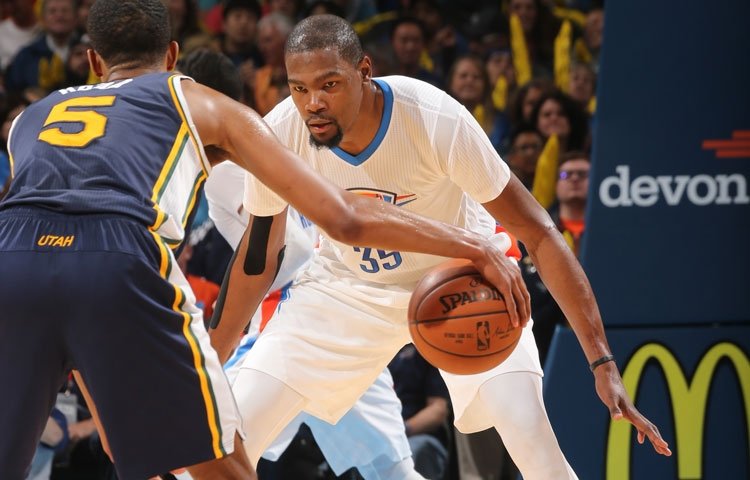 Oklahoma zdolala Utah, Westbrook sériu s triple-double nenatiahol