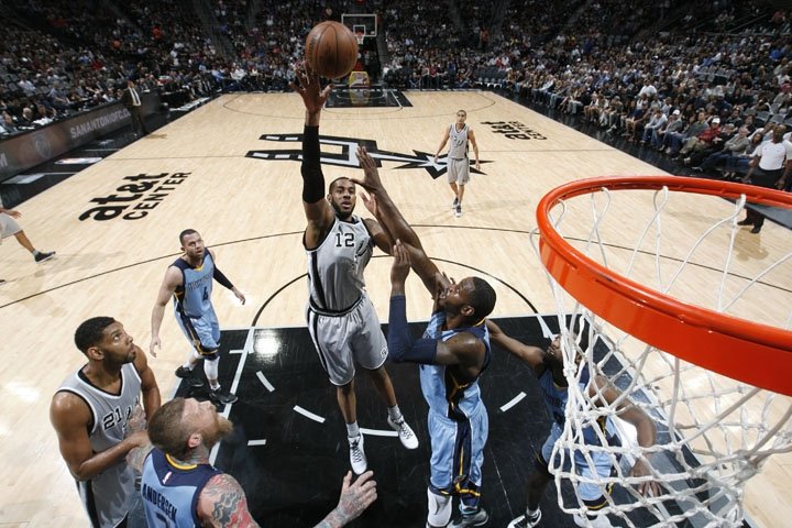 San Antonio vyrovnalo rekord Chicaga, Golden State zdolalo Dallas