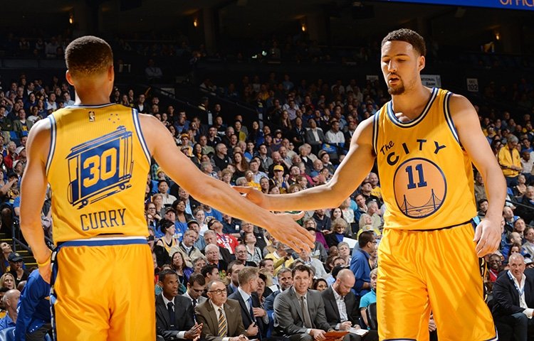 Golden State Warriors natiahli víťaznú šnúru, 26 bodov Curryho