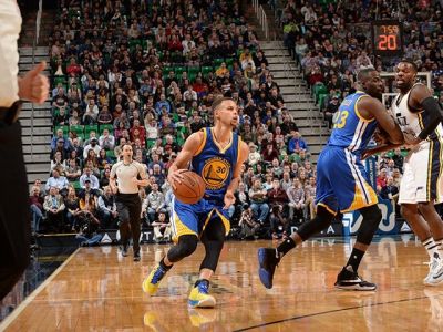 Warriors vyhrali nad Utahom 103:96 pp, priblížili sa k rekordu