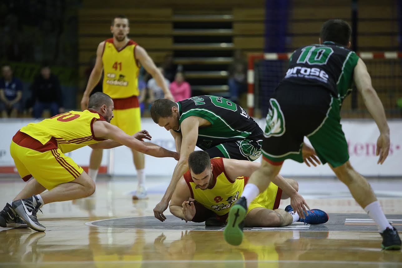 KB Košice vs. BC Prievidza, Avramovič (8) a Baldovský (10) vs. Stanojevič (10) a Vojtek (69) (Foto: Peter Jesenský)