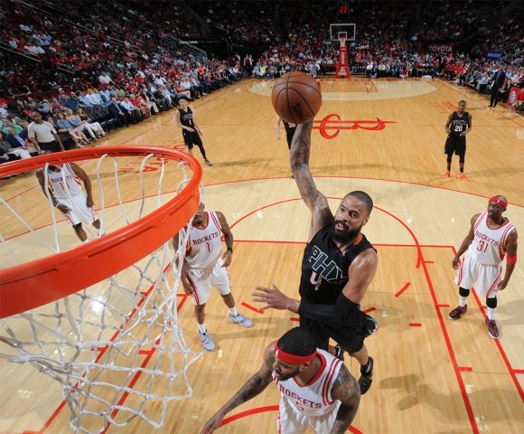 Phoenix ukončil sedemzápasovú šnúru prehier, Houston zdolal 124:115