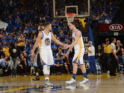 Obhajca Warriors s rekordným 73. triumfom, skvelá rozlúčka Bryanta