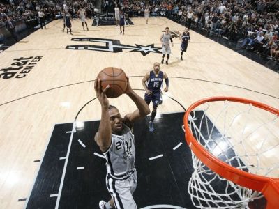 Spurs vstúpili do play off úspešne, Grizzlies doma zdolali 106:74