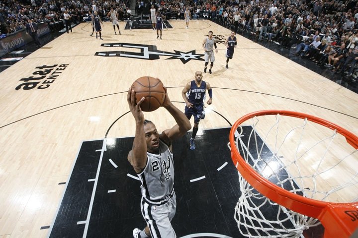 Spurs vstúpili do play off úspešne, Grizzlies doma zdolali 106:74