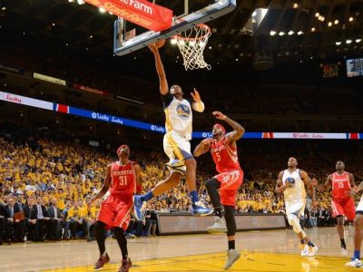 Golden State vedie v sérii s Houstonom už 2:0, Dallas i Toronto vyrovnali