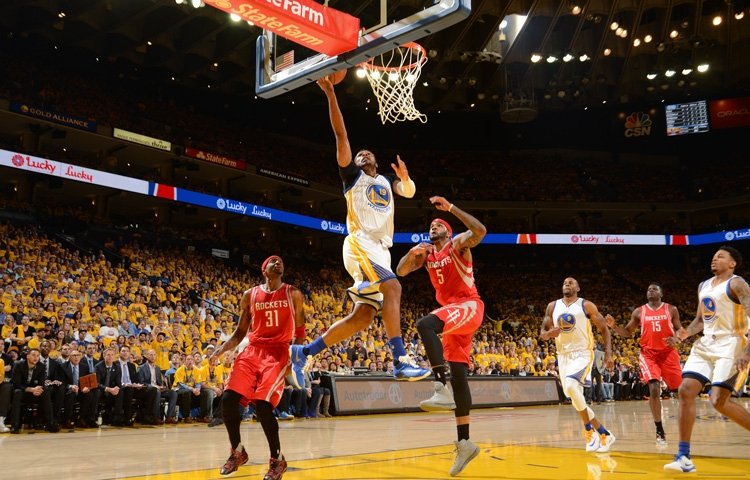 Golden State vedie v sérii s Houstonom už 2:0, Dallas i Toronto vyrovnali
