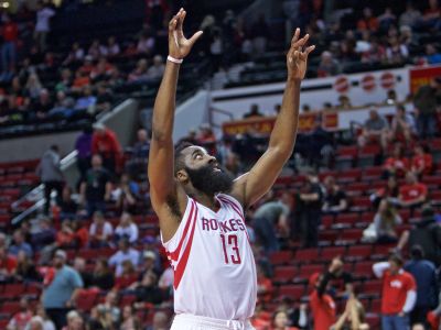 Harden je hrozný obranca, ale tiež dokáže veci ako Jordan či LeBron