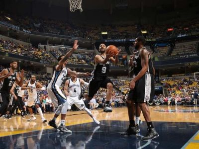 San Antonio a Cleveland postupujú, obhajca jednu výhru od 2. kola