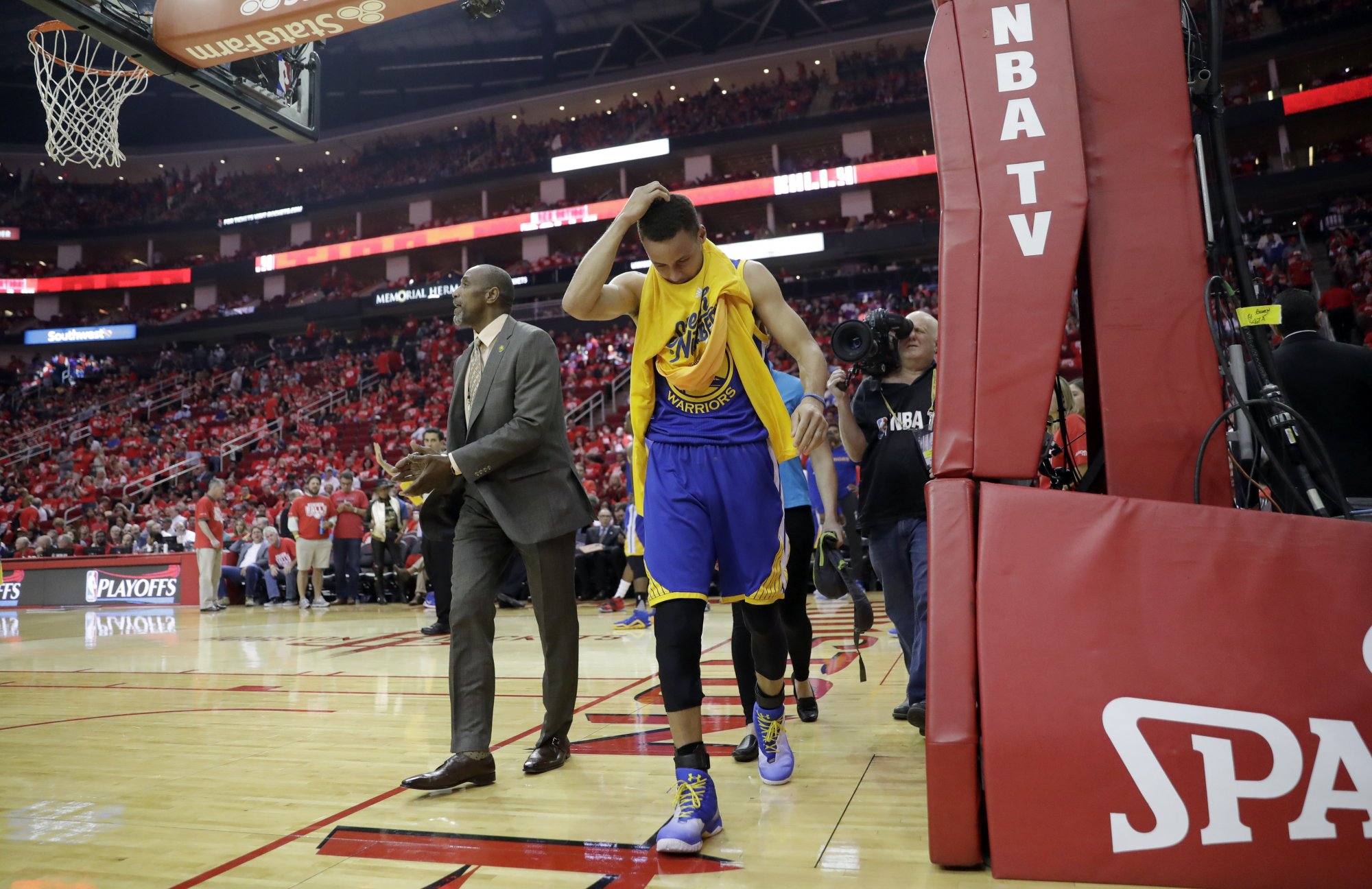 Golden State musí bojovať bez Curryho, životná šanca pre Lillarda
