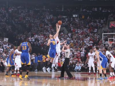 Golden State zdolalo Portland po predĺžení, v sérii vedie 3:1