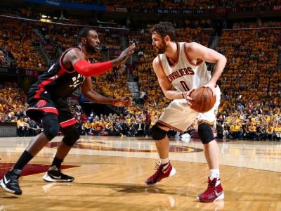 Cleveland zdolal Toronto a je jednu výhru od postupu do finále