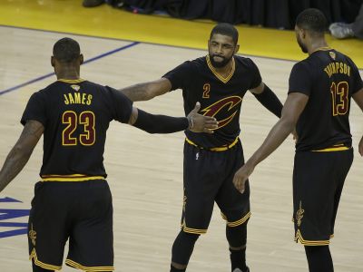 Famózni James s Irvingom udržali Cavs v hre o titul