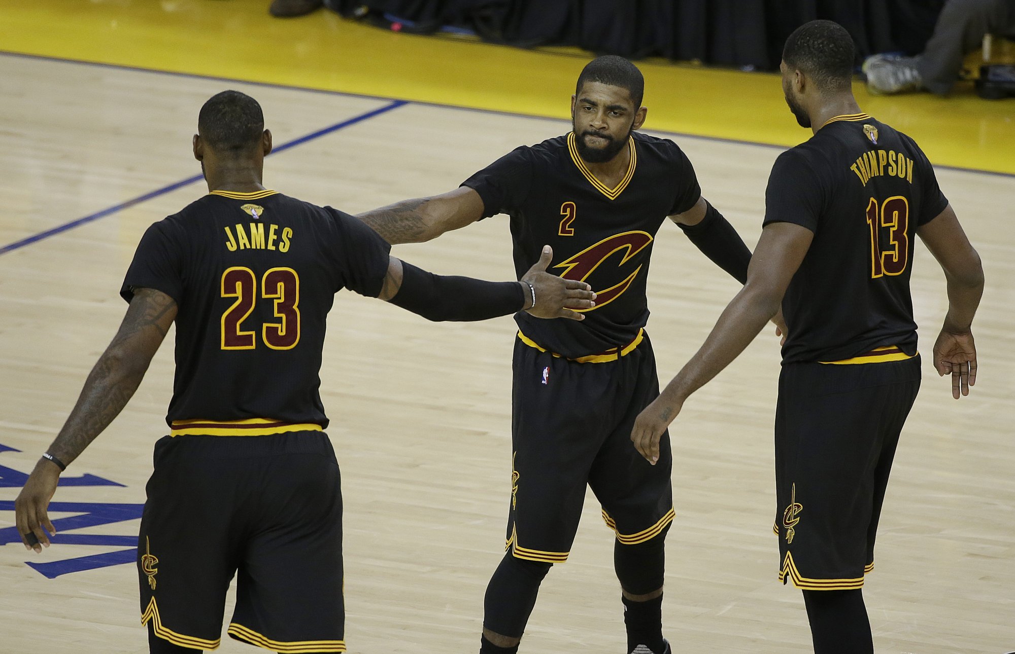 Famózni James s Irvingom udržali Cavs v hre o titul