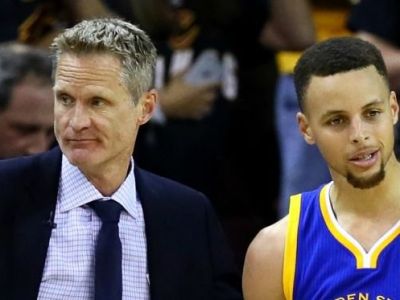 Curry a Kerr s finančnými trestami za incidenty v šiestom finálovom zápase