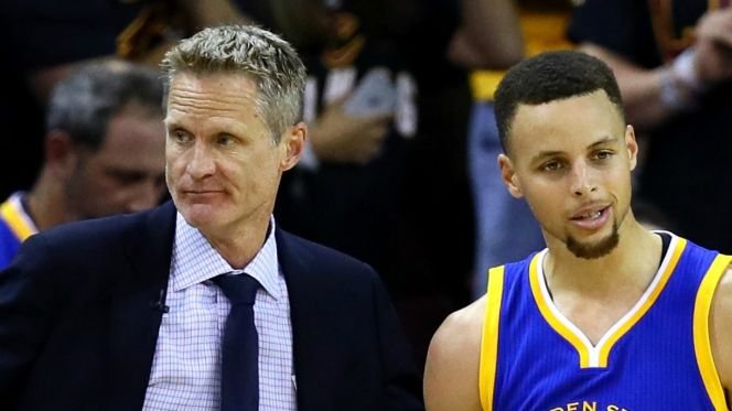 Curry a Kerr s finančnými trestami za incidenty v šiestom finálovom zápase